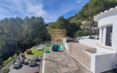 A beautiful, renovated villa with panoramic sea views.